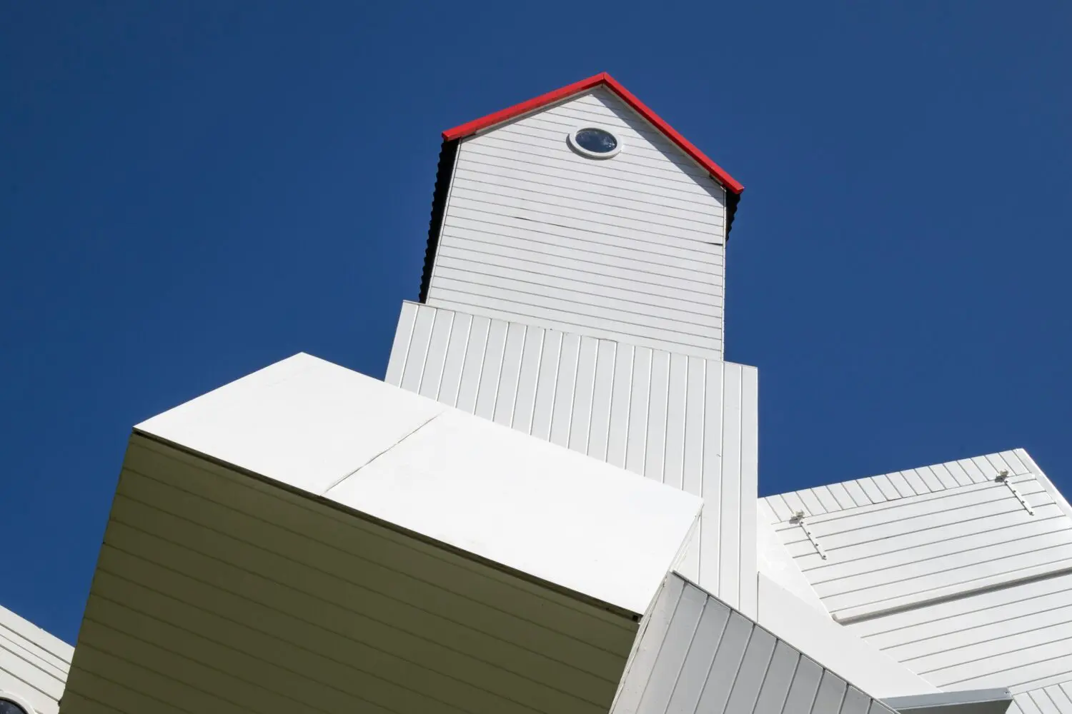 わかりやすく解説】シュルレアリスムとは何か？その特徴と代表的な画家・作品をご紹介 | アートリエメディア |  アートの販売・レンタル-ARTELIER(アートリエ)