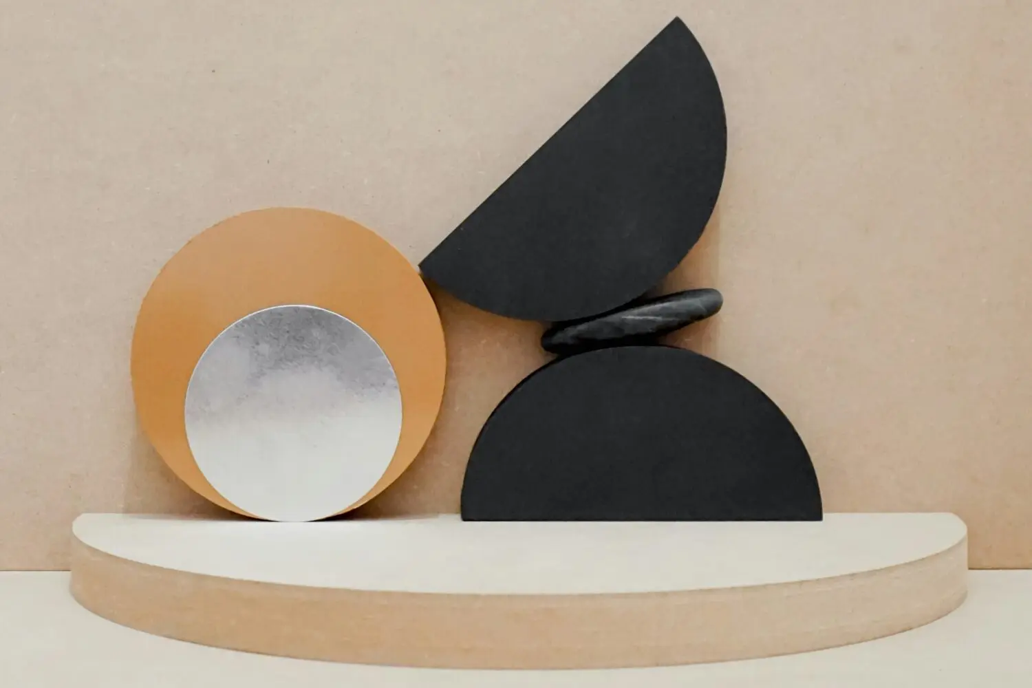 わかりやすく解説】ミニマルアートとは何か？その特徴と代表的な画家・作品をご紹介 | アートリエメディア | アート の販売・レンタル-ARTELIER(アートリエ)