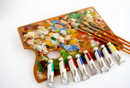 画材道具 木製パレット 絵の具 絵筆のフリー画像
