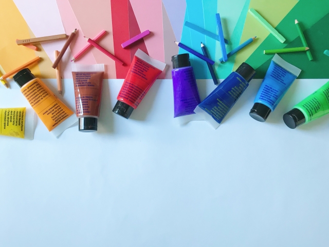 カラフルな画材　上