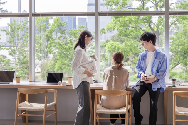 デザイナーズオフィスで働く人々