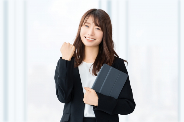 ガッツポーズをする女性・ビジネスウーマン