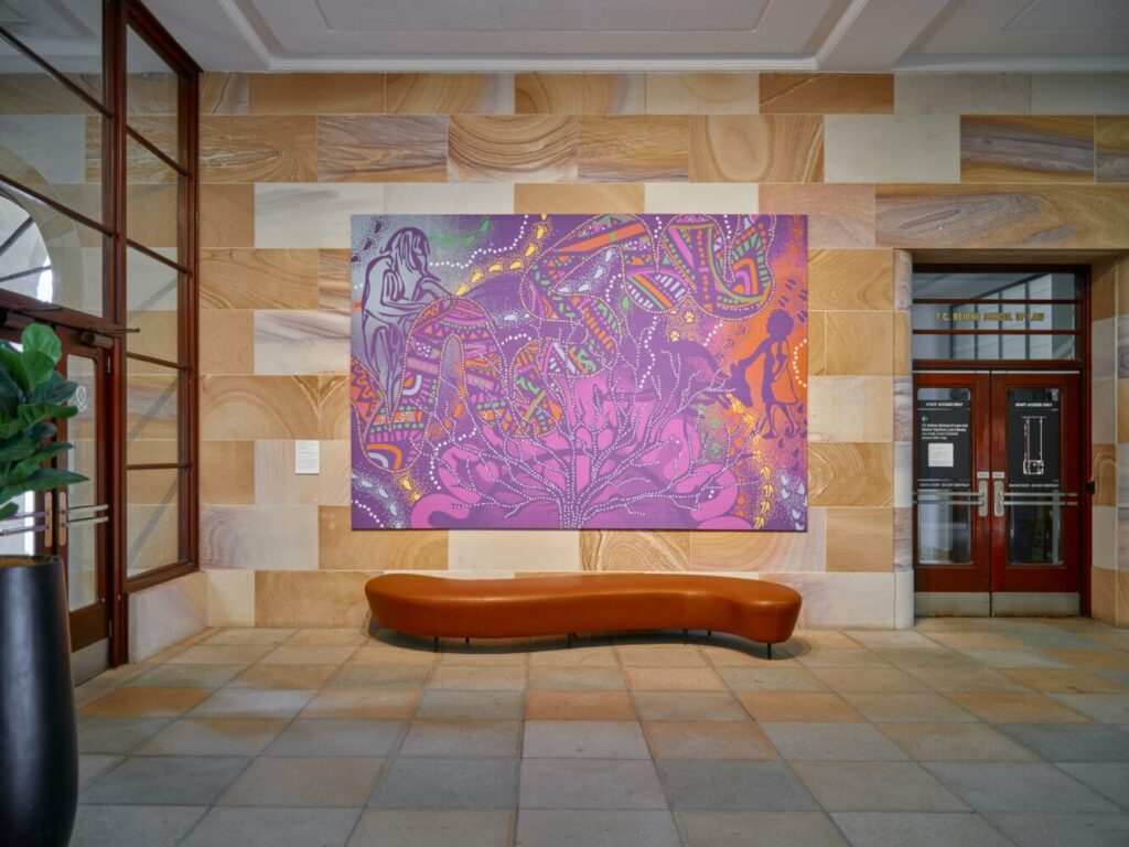 ロビーの壁に飾られた大きな絵