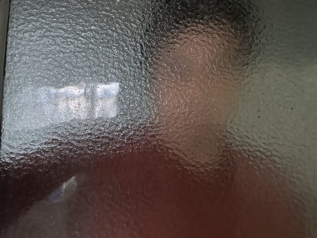 すりガラス越しに映る人間