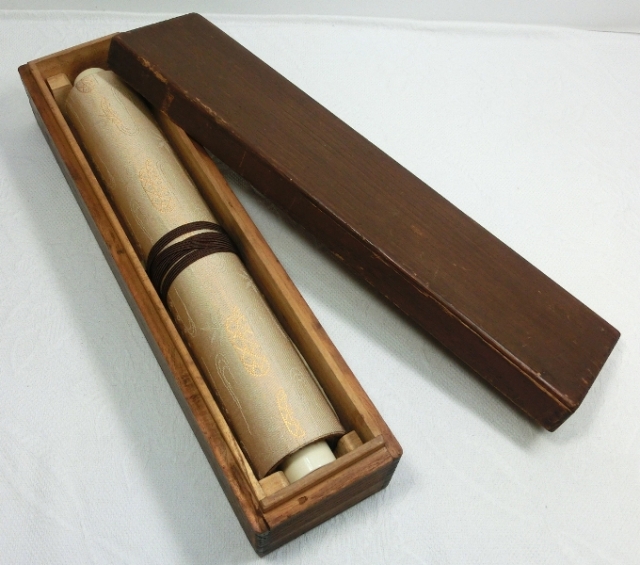 木箱に入った巻き物