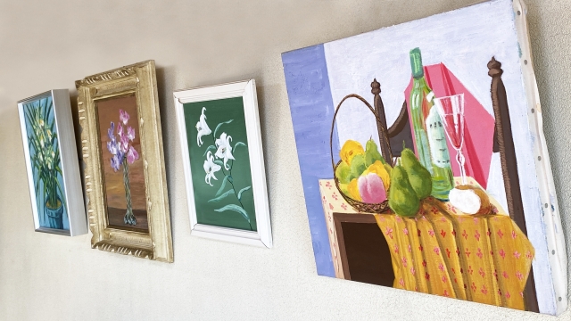 壁にかけられた4枚の絵_ななめ