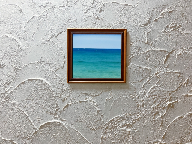 海の写真が掛けられた白い壁
