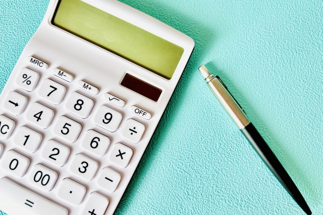 電卓とボールペンと青バック