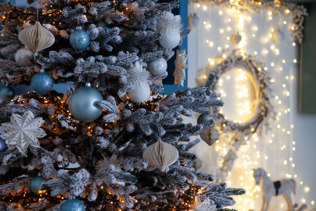 クリスマスツリーと窓際のクリスマスリース