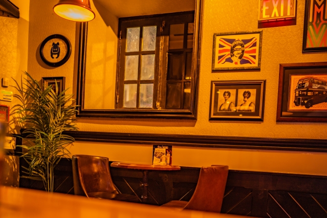 レトロな壁飾りのカフェ