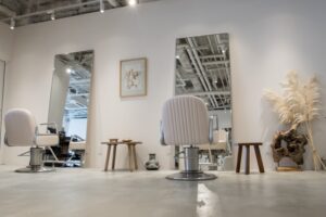 【雰囲気別】美容室におすすめの絵画8選！飾るだけでおしゃれになるアートの選び方も解説
