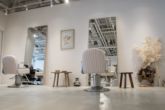 【雰囲気別】美容室におすすめの絵画8選!飾るだけでおしゃれになるアートの選び方も解説