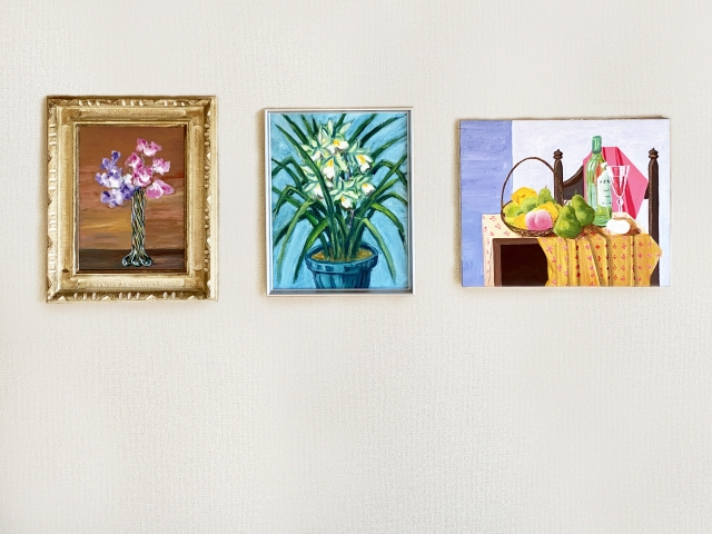 白い壁に3枚の油絵