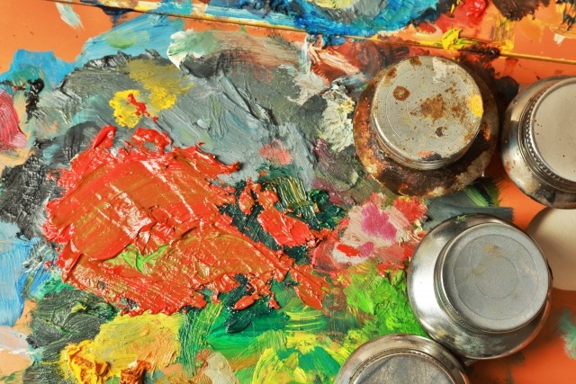 パレットの上の油絵具と油壺