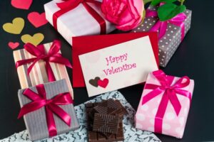 バレンタインギフトには絵画もおすすめ!日本でチョコが贈られるようになった背景も解説