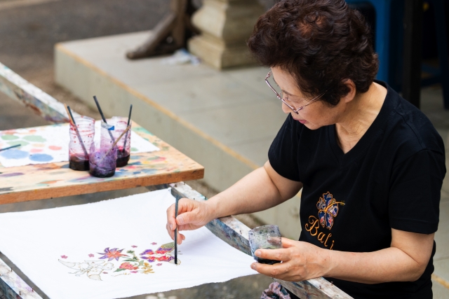 絵を描くシニア女性