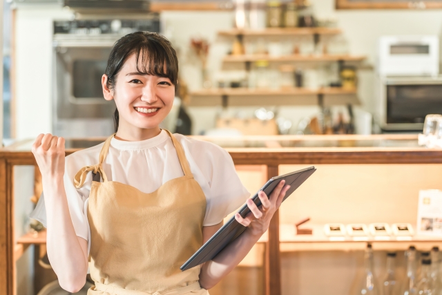 タブレットで注文を確認するカフェスタッフ