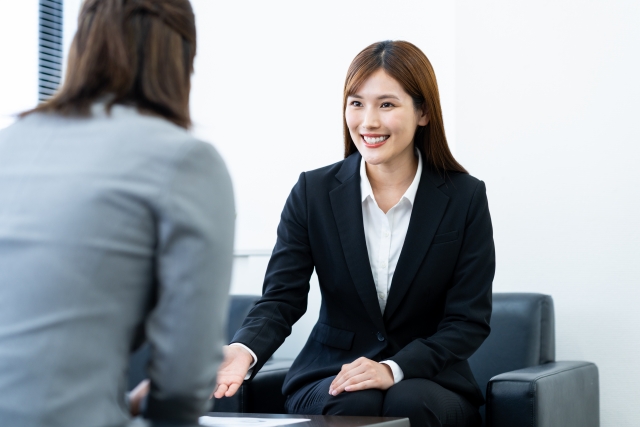 営業するビジネスウーマン