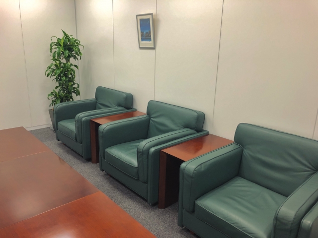 応接室に絵画(アート)を飾るメリットを解説!飾る位置や選び方・導入方法も紹介