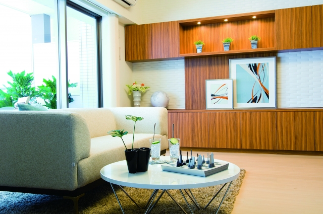 造り付けの壁面収納のあるリビング